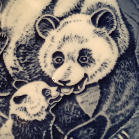 Bing & Grondahl Momma Panda & Babies - Picture 2 of 6